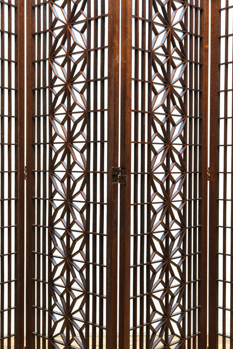 麻の葉組子の帯装飾が華やかな四つ折り衝立　DC8195