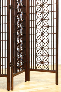 麻の葉組子の帯装飾が華やかな四つ折り衝立　DC8195