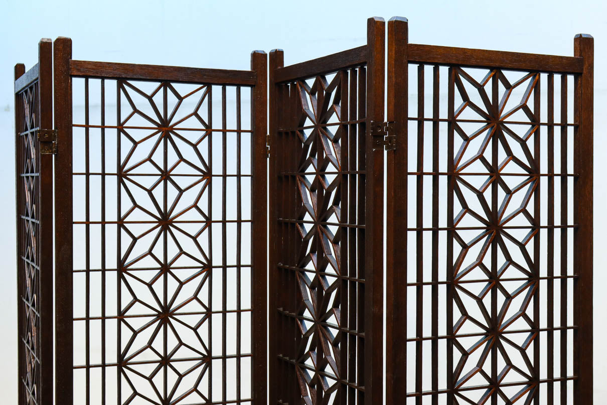 麻の葉組子の帯装飾が華やかな四つ折り衝立　DC8195