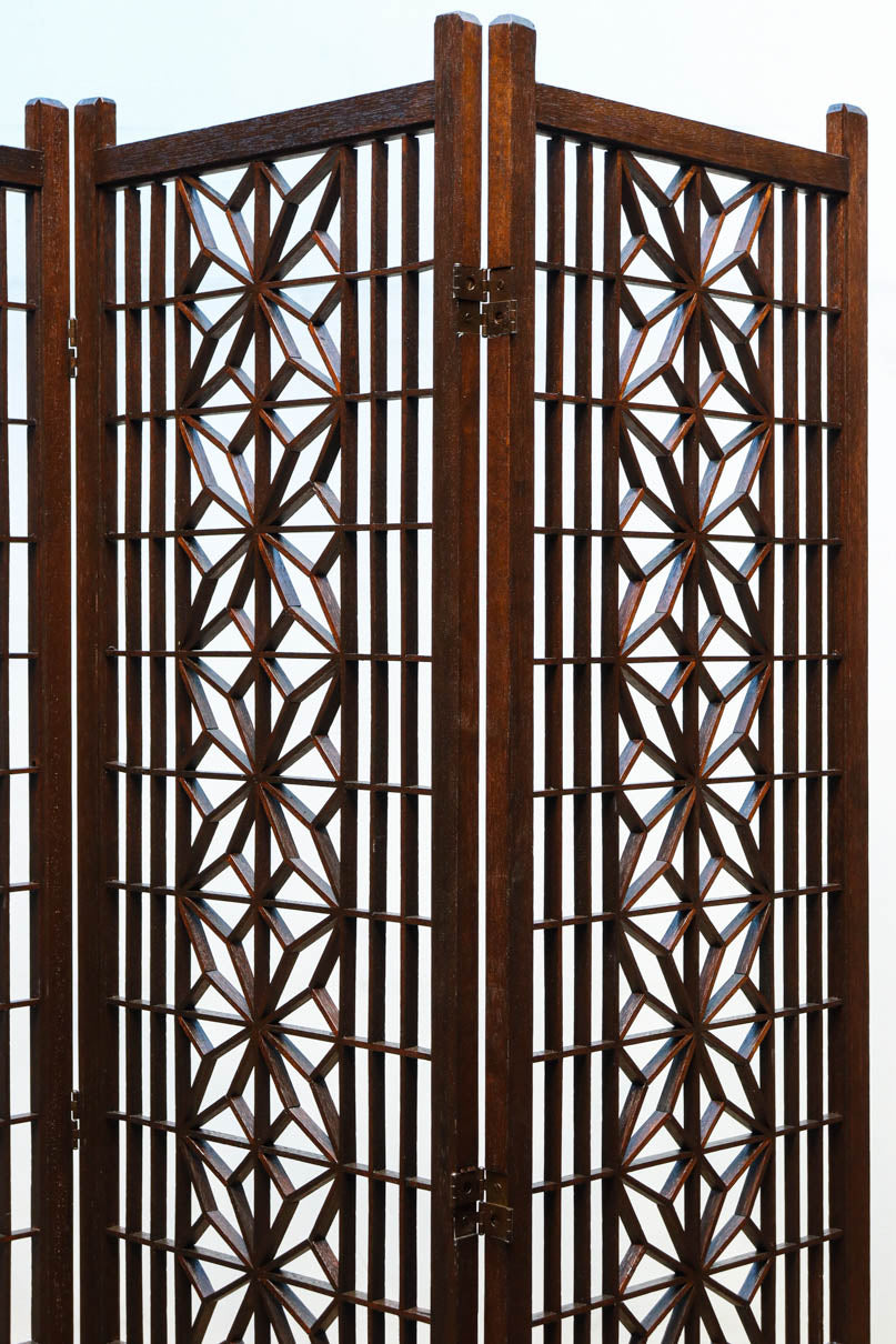 麻の葉組子の帯装飾が華やかな四つ折り衝立　DC8195