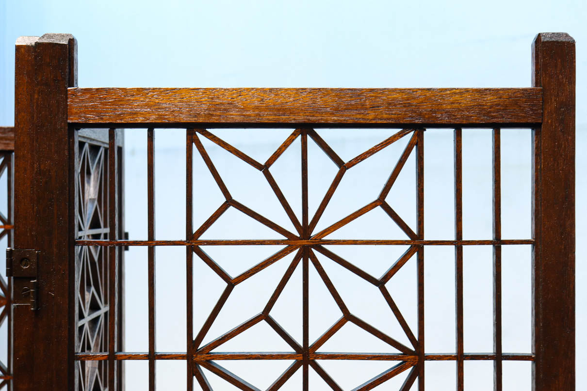 麻の葉組子の帯装飾が華やかな四つ折り衝立　DC8195