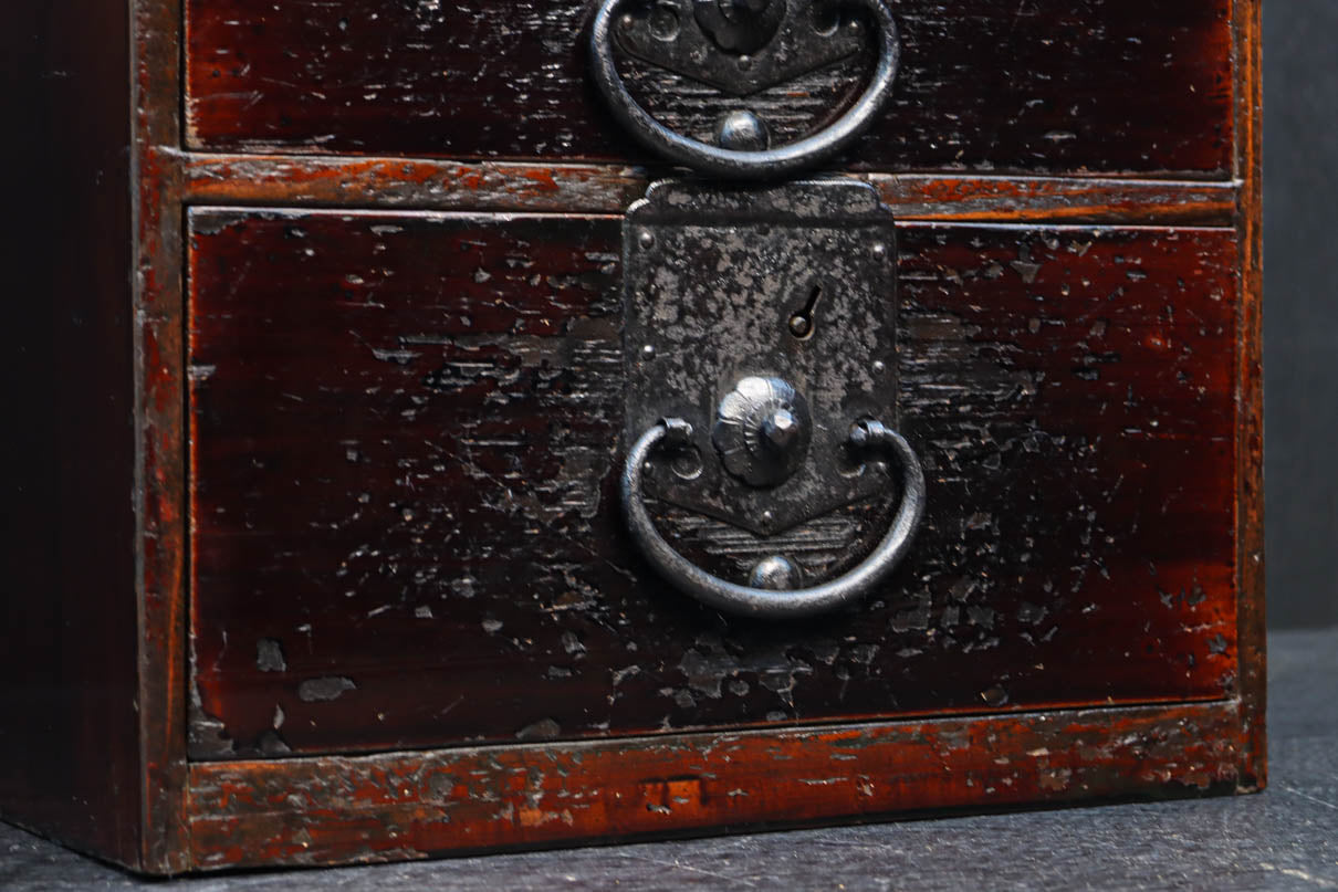 時代を重ねた風合いが趣き深い小引き出し　DC8200