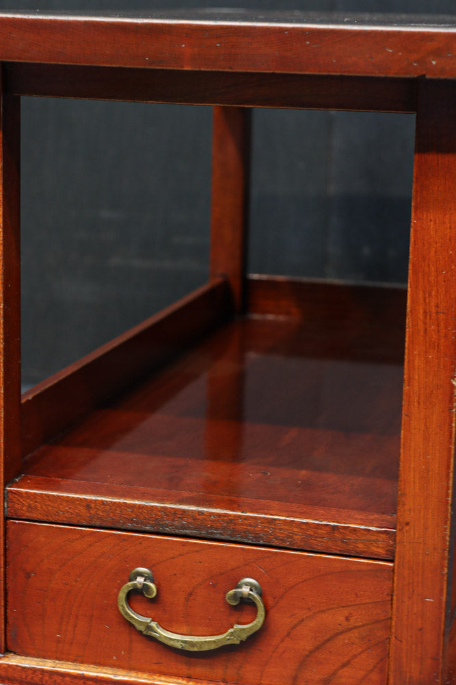 表情豊かな杢目を魅せる縦長の引き出し付き置台　DC8202