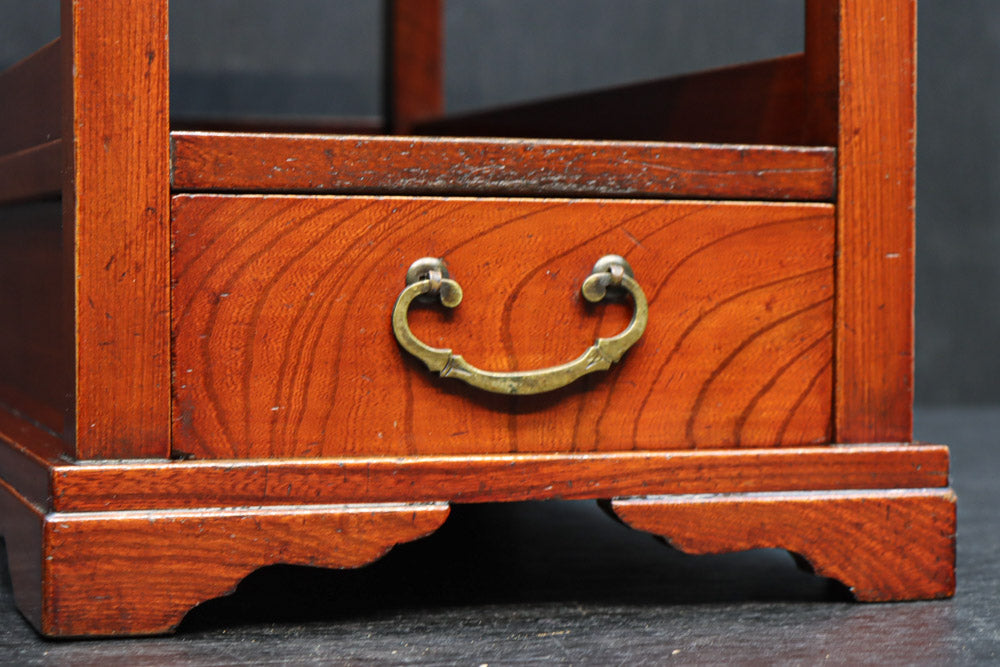 表情豊かな杢目を魅せる縦長の引き出し付き置台　DC8202