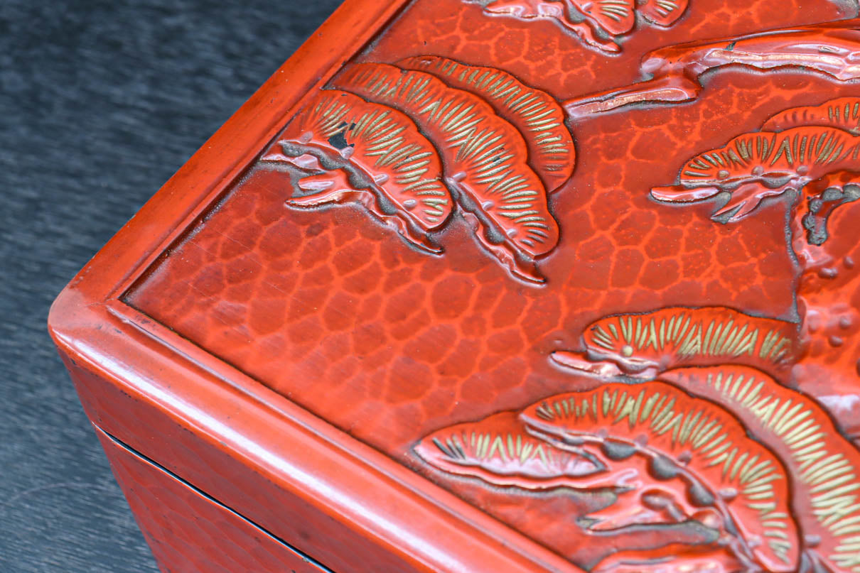 松の大木を力強く彫り描いた美しい朱漆の木箱　DC8205