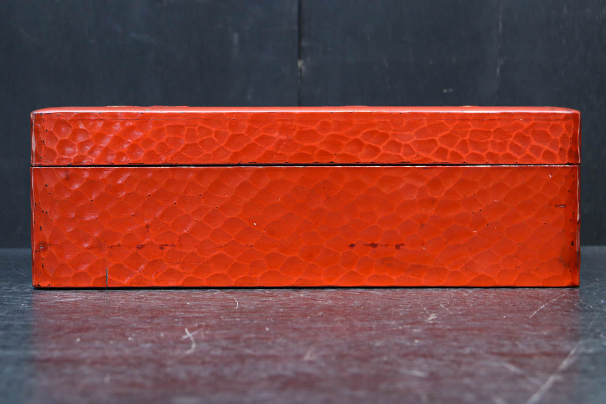 松の大木を力強く彫り描いた美しい朱漆の木箱　DC8205