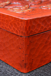 松の大木を力強く彫り描いた美しい朱漆の木箱　DC8205