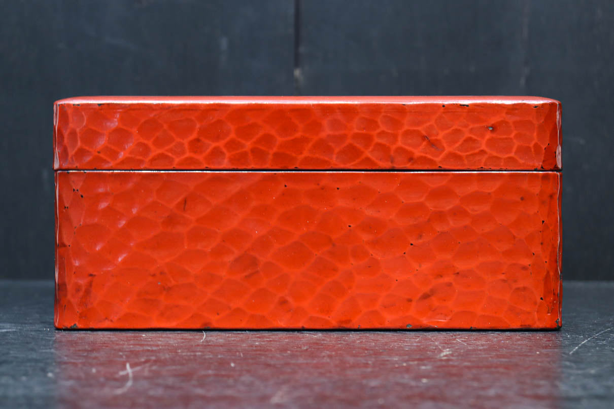 松の大木を力強く彫り描いた美しい朱漆の木箱　DC8205