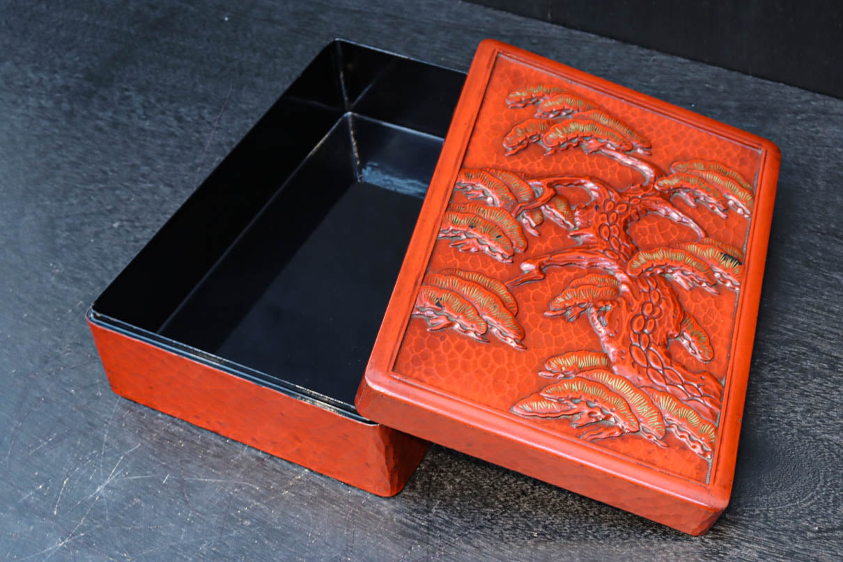 松の大木を力強く彫り描いた美しい朱漆の木箱　DC8205