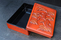 松の大木を力強く彫り描いた美しい朱漆の木箱　DC8205