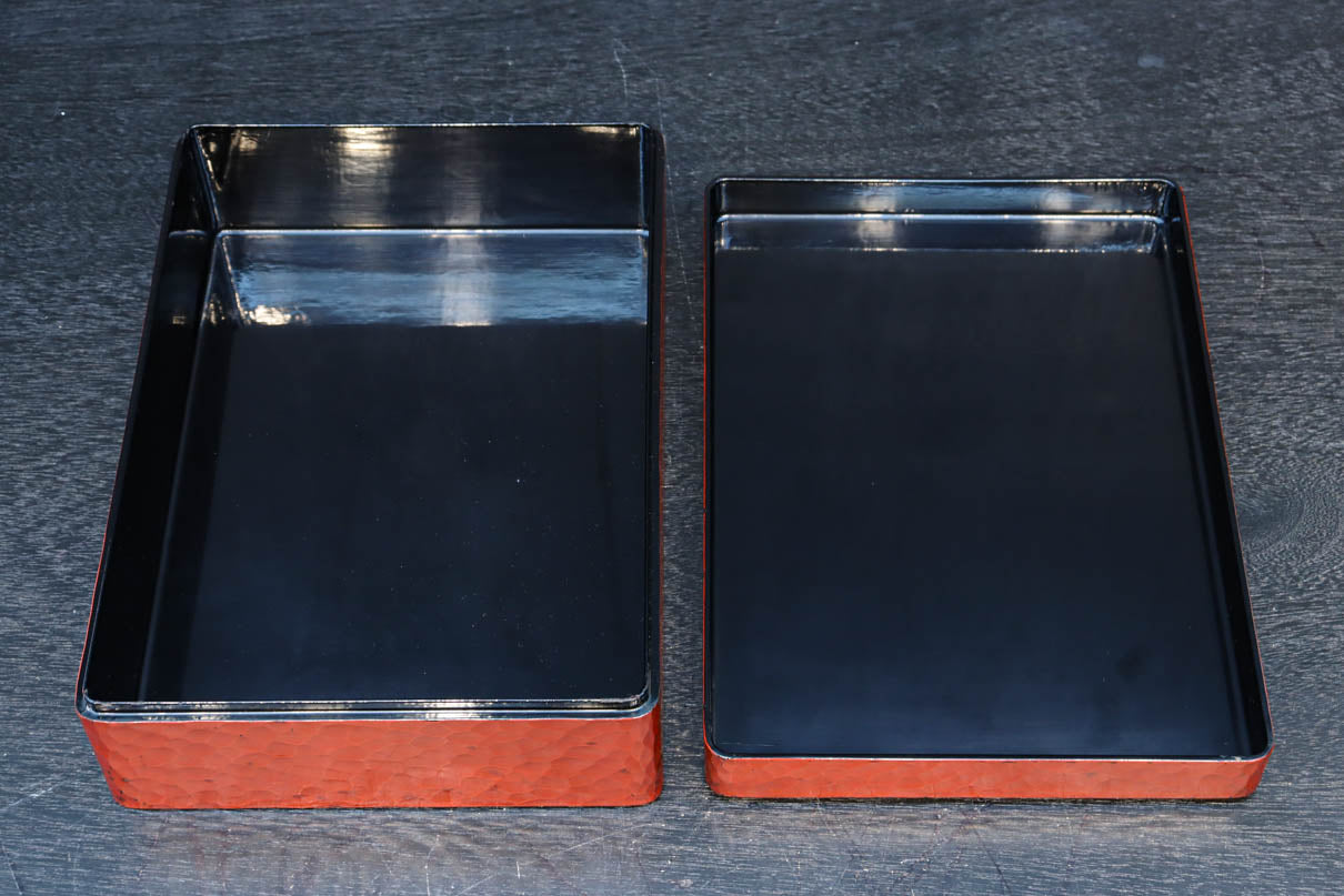 松の大木を力強く彫り描いた美しい朱漆の木箱　DC8205