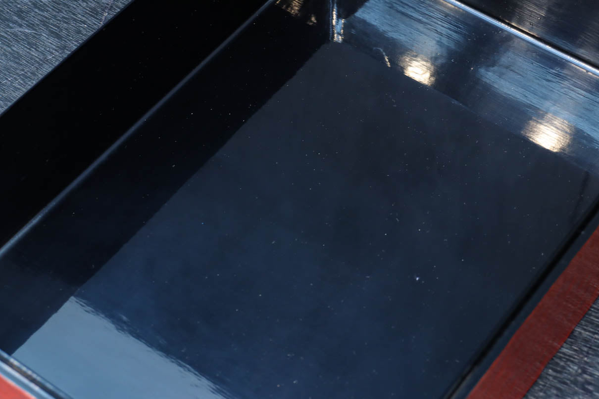 松の大木を力強く彫り描いた美しい朱漆の木箱　DC8205