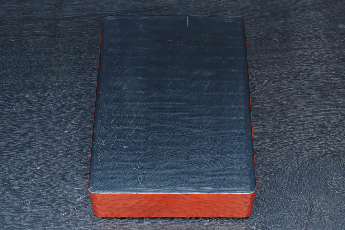 松の大木を力強く彫り描いた美しい朱漆の木箱　DC8205