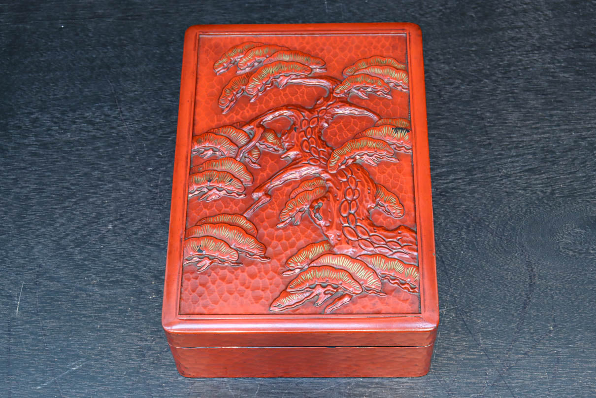 松の大木を力強く彫り描いた美しい朱漆の木箱　DC8205