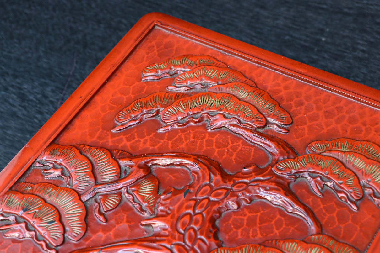 松の大木を力強く彫り描いた美しい朱漆の木箱　DC8205