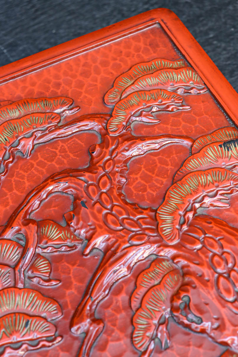 松の大木を力強く彫り描いた美しい朱漆の木箱　DC8205