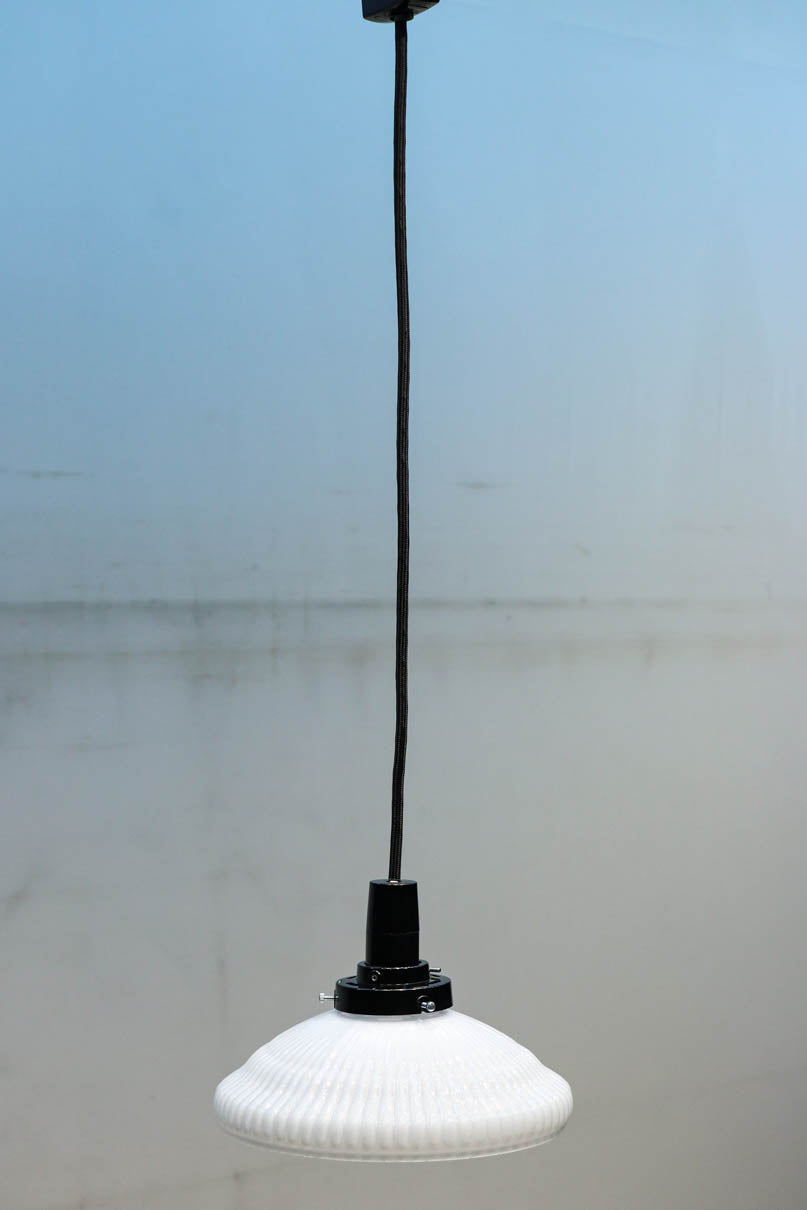 レースの様なプレス模様が可愛らしい電笠　DC8217