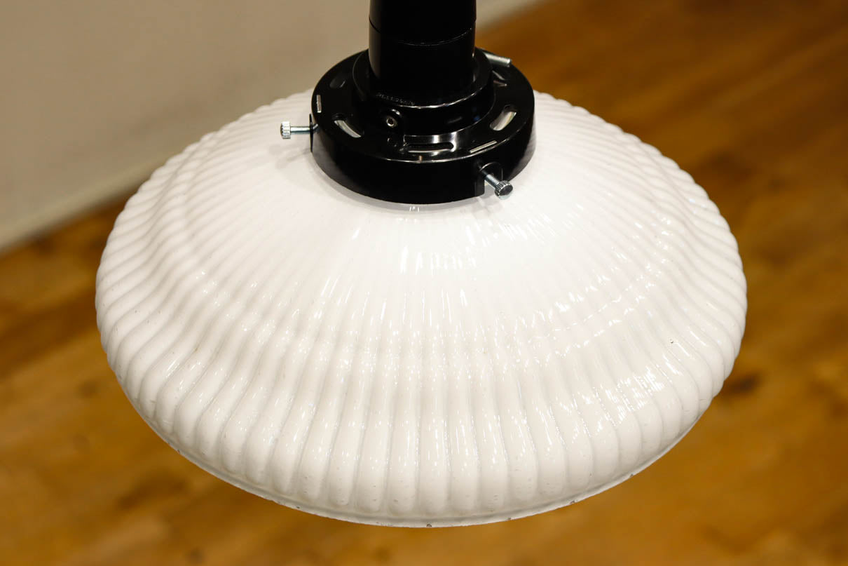 レースの様なプレス模様が可愛らしい電笠　DC8217