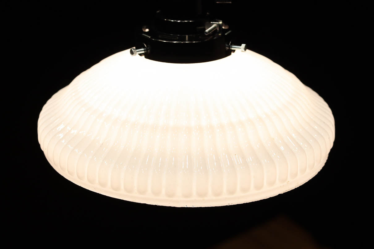 レースの様なプレス模様が可愛らしい電笠　DC8217