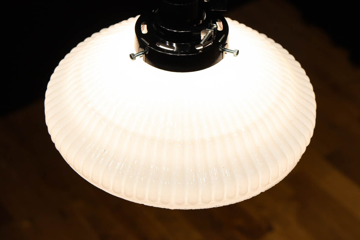 レースの様なプレス模様が可愛らしい電笠　DC8217