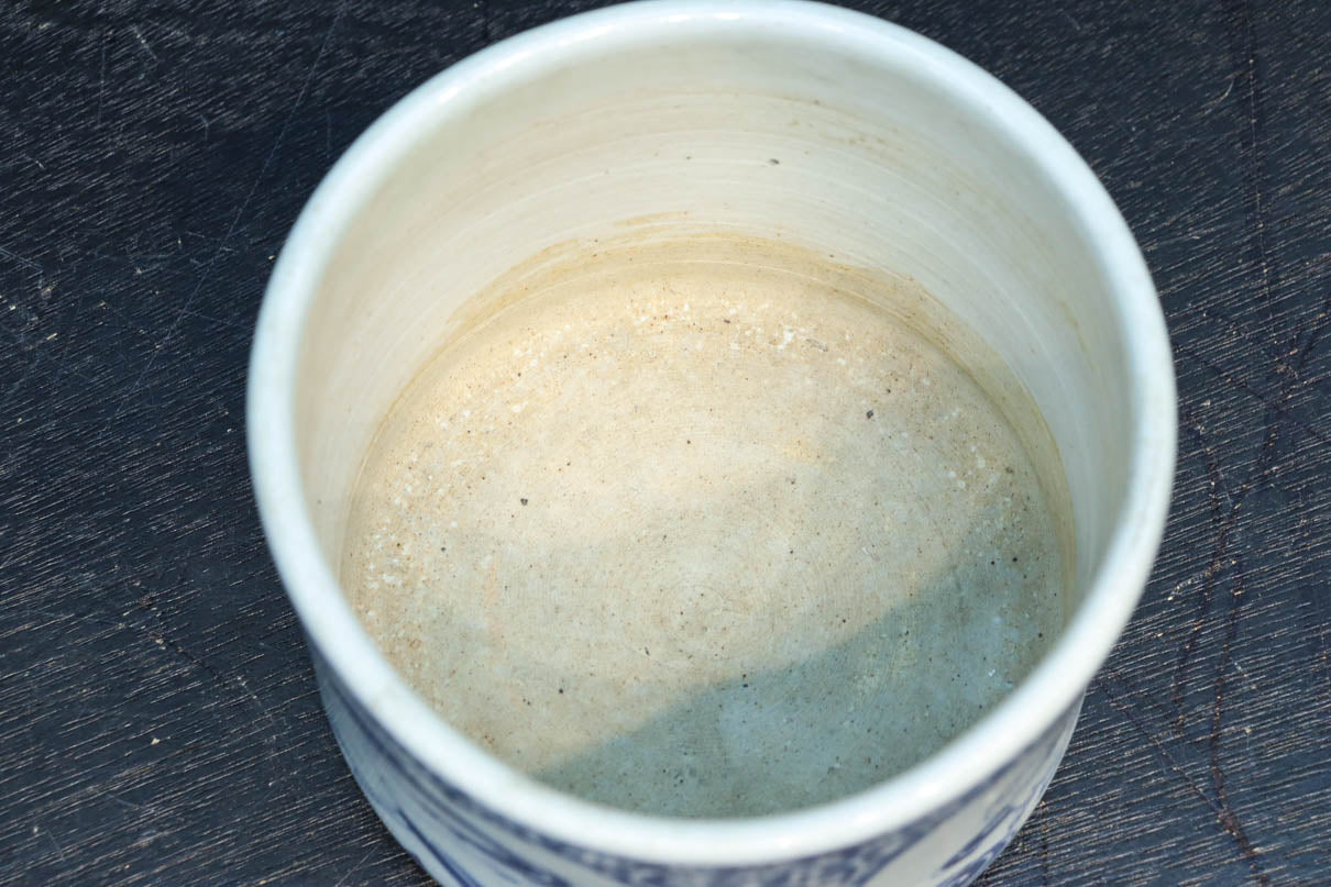 大珍品‼︎ 白抜きの唐草模様に波うさぎが映える風情ある火入れ　DC8220