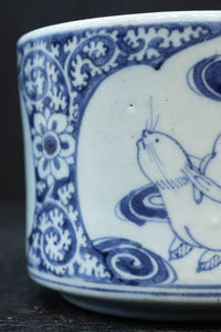 大珍品‼︎ 白抜きの唐草模様に波うさぎが映える風情ある火入れ　DC8220