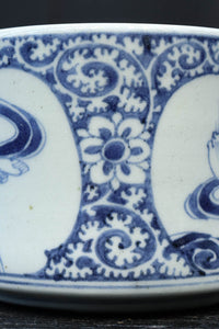 大珍品‼︎ 白抜きの唐草模様に波うさぎが映える風情ある火入れ　DC8220