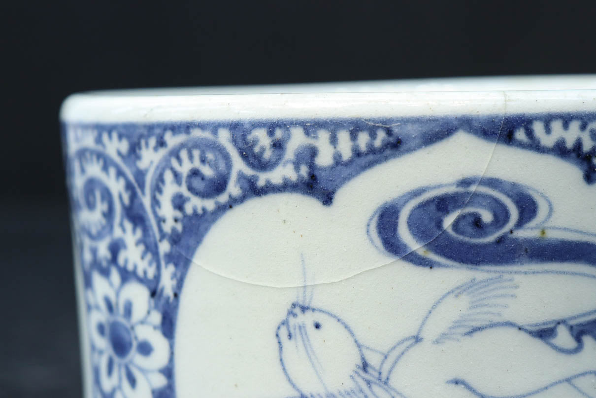 大珍品‼︎ 白抜きの唐草模様に波うさぎが映える風情ある火入れ　DC8220