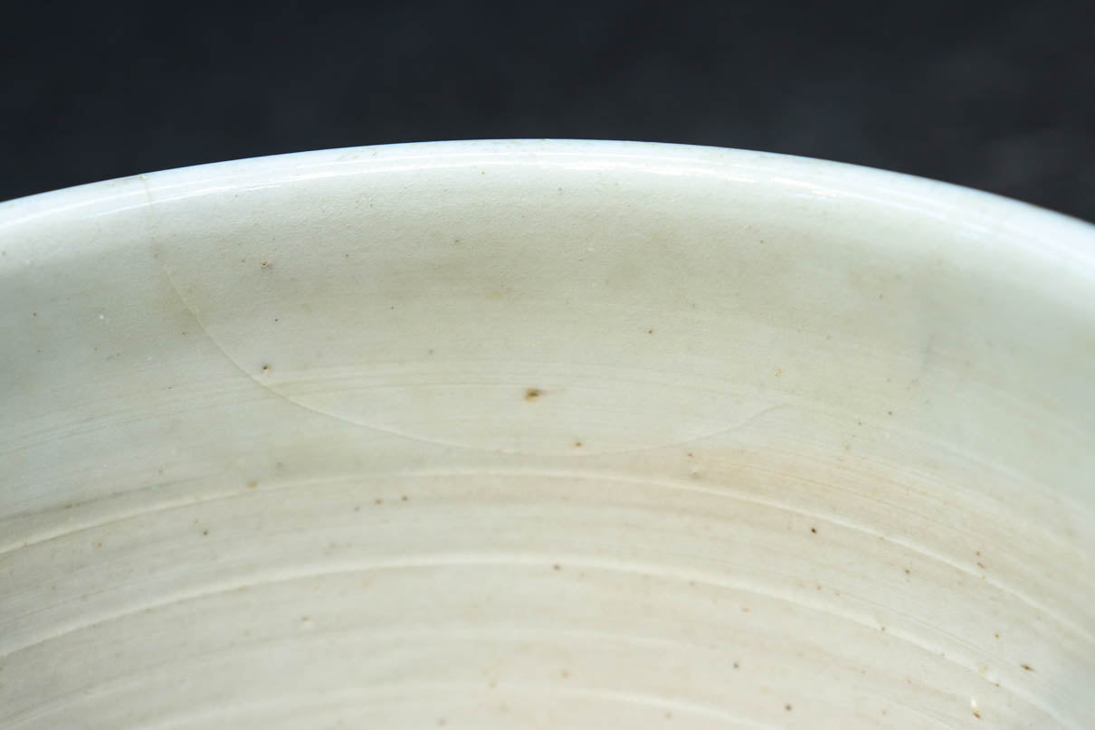 大珍品‼︎ 白抜きの唐草模様に波うさぎが映える風情ある火入れ　DC8220