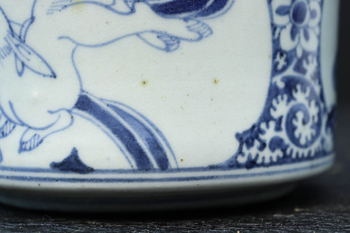 大珍品‼︎ 白抜きの唐草模様に波うさぎが映える風情ある火入れ　DC8220