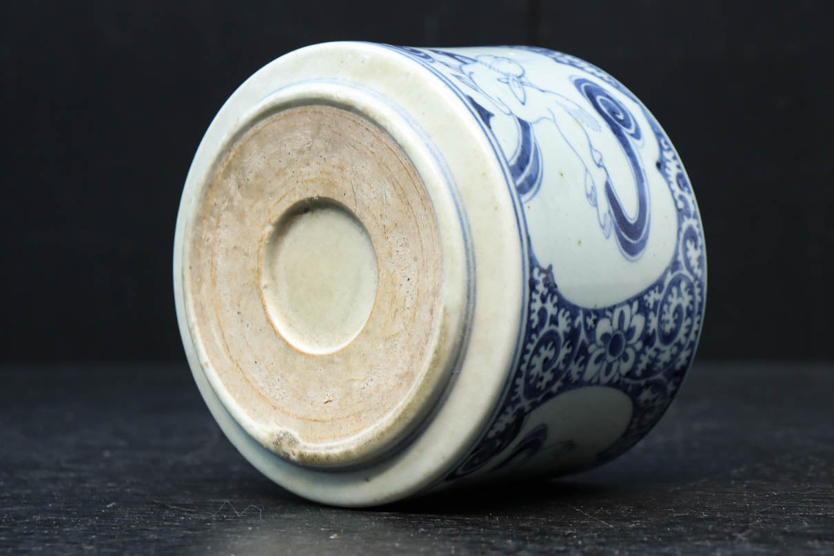 大珍品‼︎ 白抜きの唐草模様に波うさぎが映える風情ある火入れ　DC8220