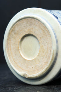 大珍品‼︎ 白抜きの唐草模様に波うさぎが映える風情ある火入れ　DC8220