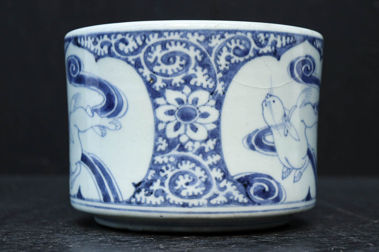 大珍品‼︎ 白抜きの唐草模様に波うさぎが映える風情ある火入れ　DC8220