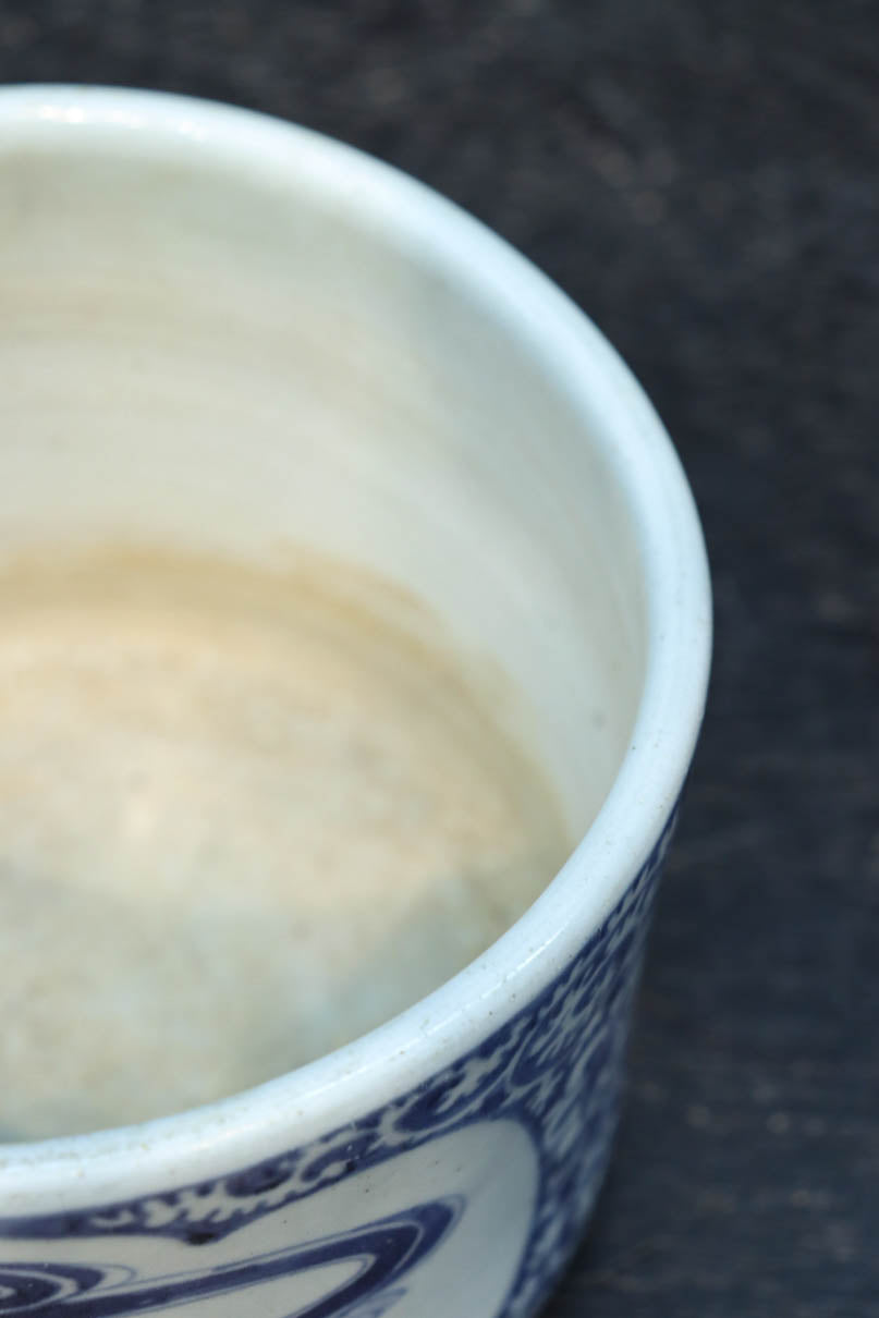 大珍品‼︎ 白抜きの唐草模様に波うさぎが映える風情ある火入れ　DC8220