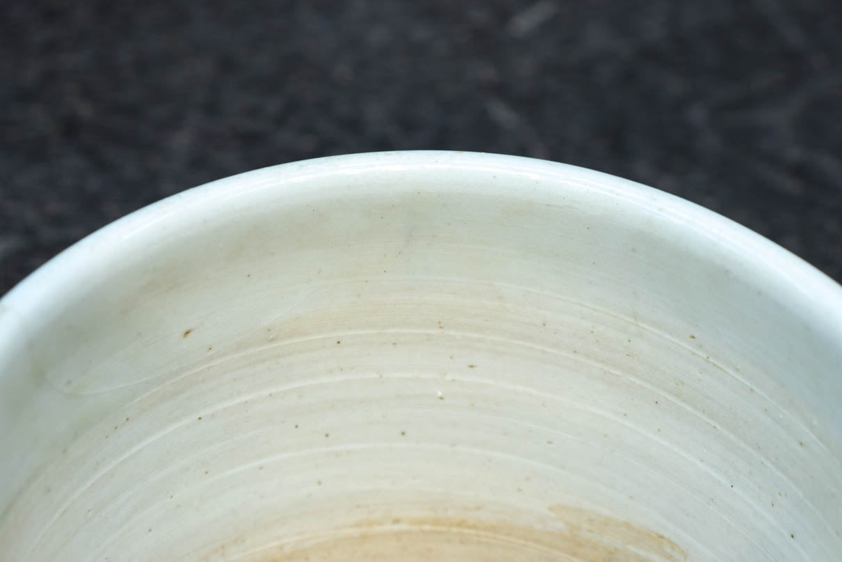 大珍品‼︎ 白抜きの唐草模様に波うさぎが映える風情ある火入れ　DC8220