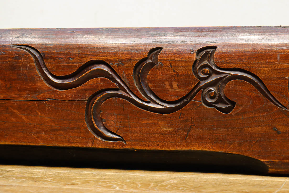 シンメトリーの彫刻柄が大正浪漫漂う艶色の綺麗な梁 DC8222 – 古福庵