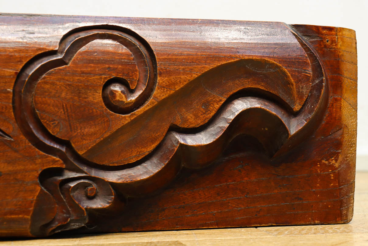 シンメトリーの彫刻柄が大正浪漫漂う艶色の綺麗な梁　DC8222