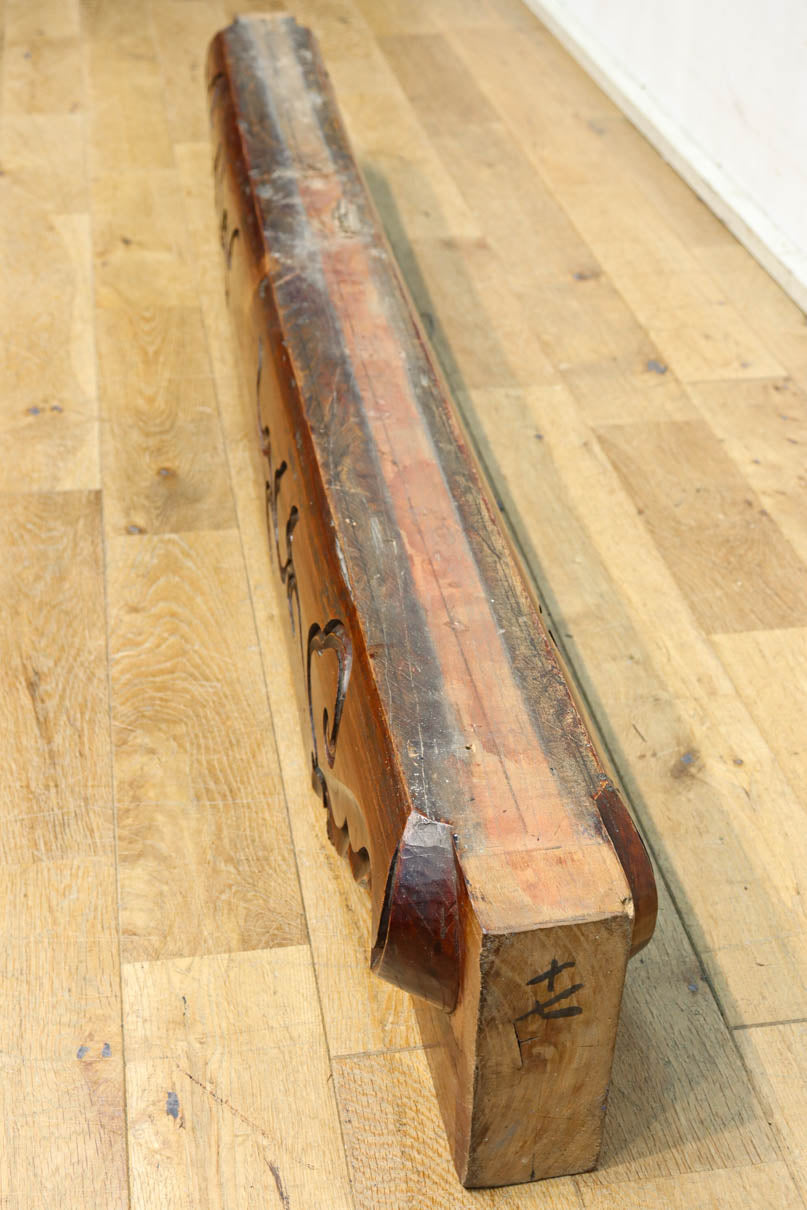 シンメトリーの彫刻柄が大正浪漫漂う艶色の綺麗な梁　DC8222