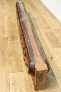 シンメトリーの彫刻柄が大正浪漫漂う艶色の綺麗な梁　DC8222