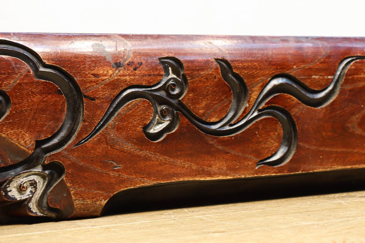 シンメトリーの彫刻柄が大正浪漫漂う艶色の綺麗な梁　DC8222