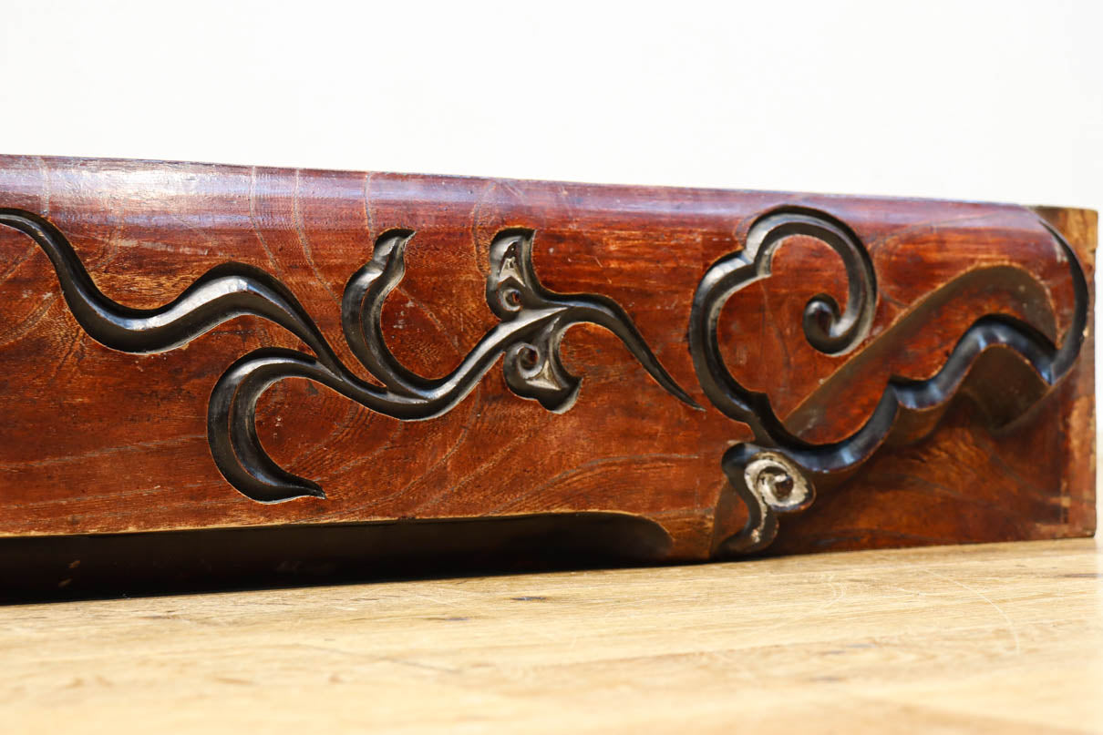 シンメトリーの彫刻柄が大正浪漫漂う艶色の綺麗な梁　DC8222