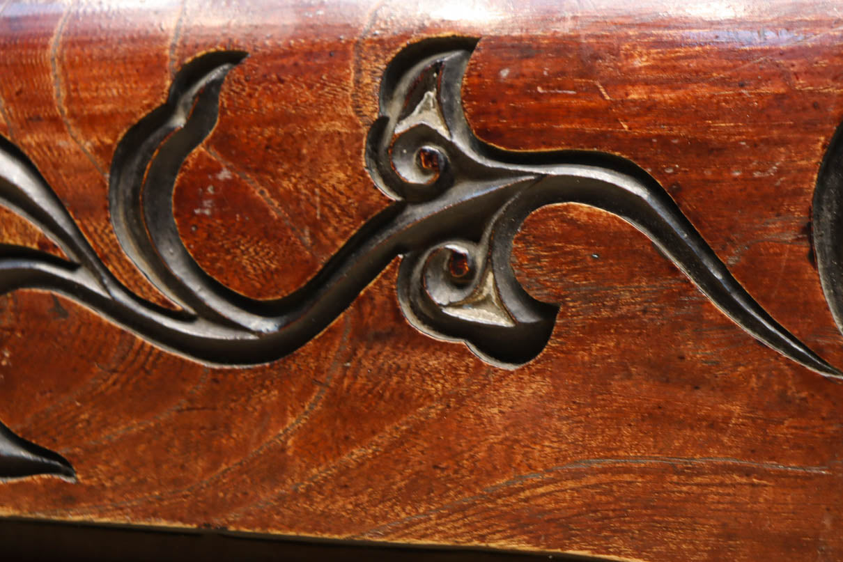 シンメトリーの彫刻柄が大正浪漫漂う艶色の綺麗な梁　DC8222