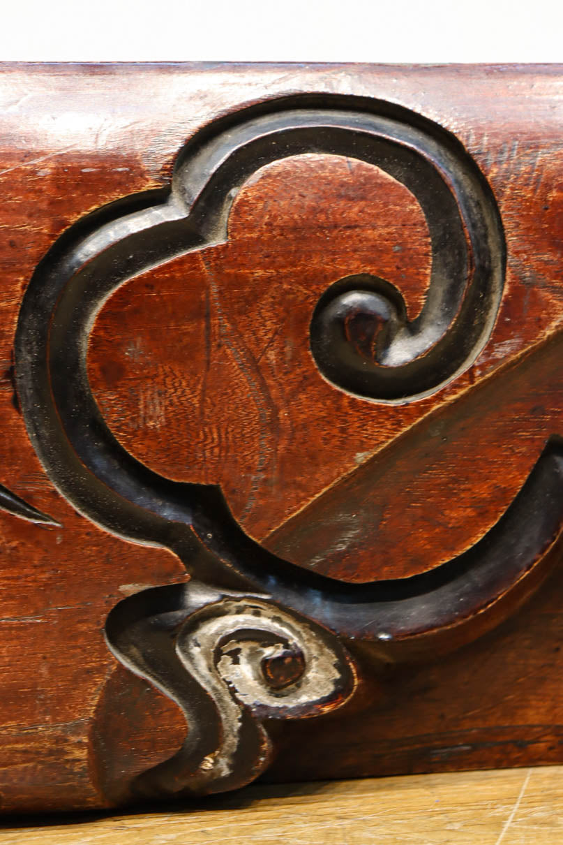 シンメトリーの彫刻柄が大正浪漫漂う艶色の綺麗な梁　DC8222