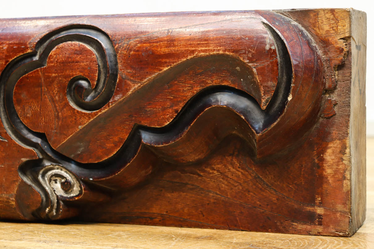 シンメトリーの彫刻柄が大正浪漫漂う艶色の綺麗な梁　DC8222