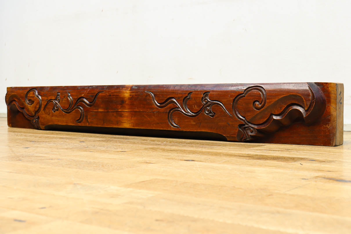 シンメトリーの彫刻柄が大正浪漫漂う艶色の綺麗な梁　DC8222