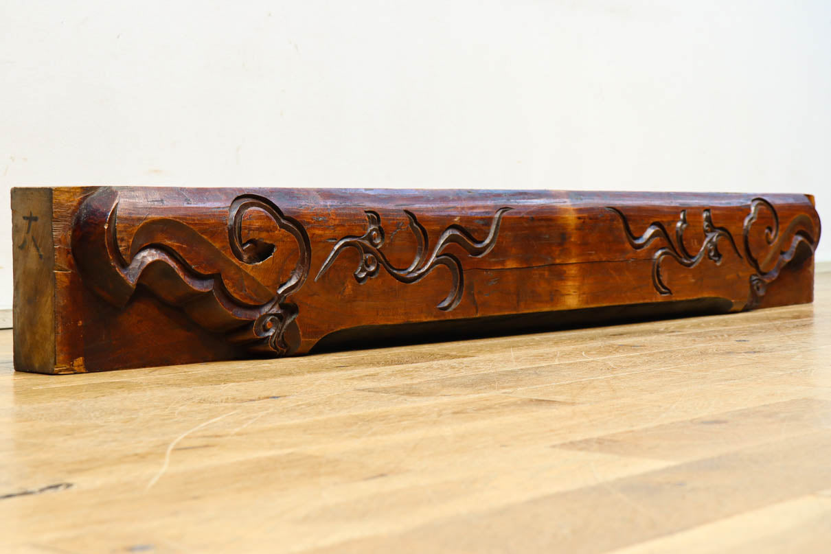 シンメトリーの彫刻柄が大正浪漫漂う艶色の綺麗な梁　DC8222