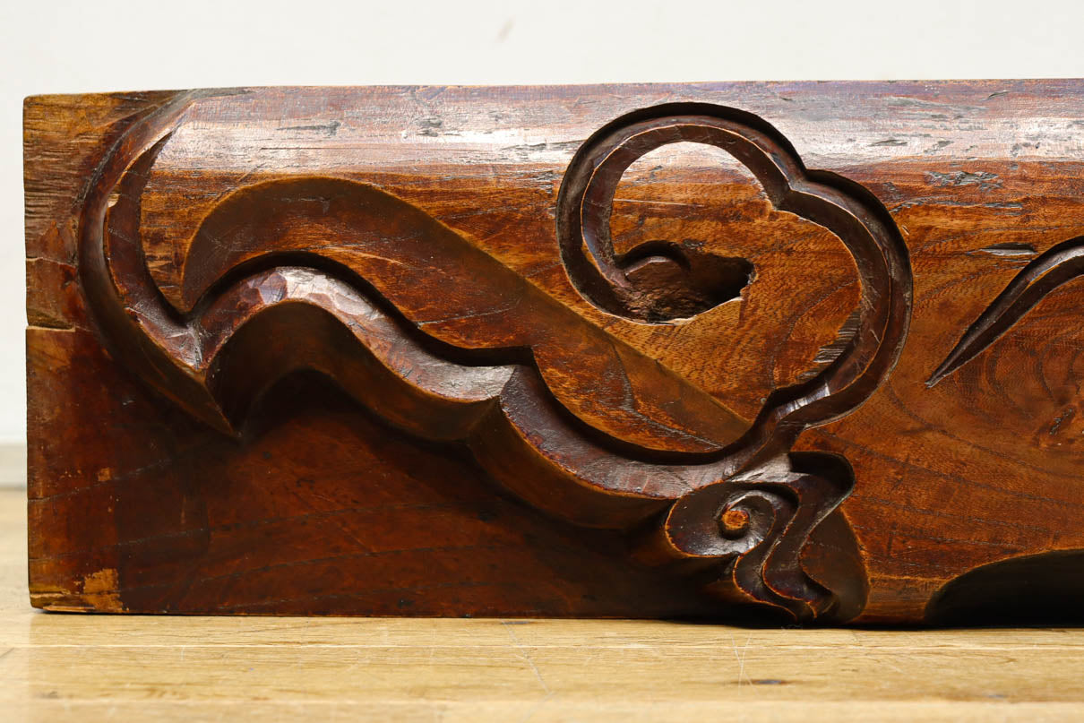 シンメトリーの彫刻柄が大正浪漫漂う艶色の綺麗な梁　DC8222