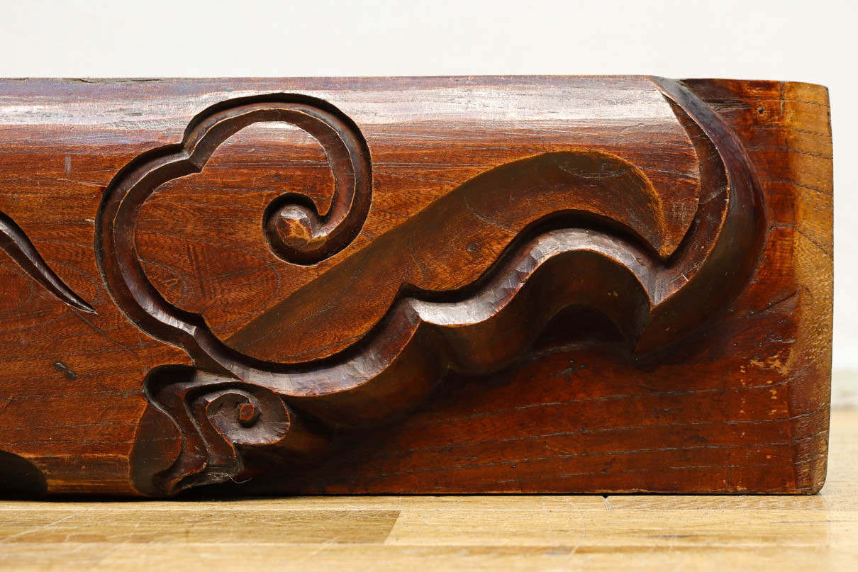 シンメトリーの彫刻柄が大正浪漫漂う艶色の綺麗な梁　DC8222