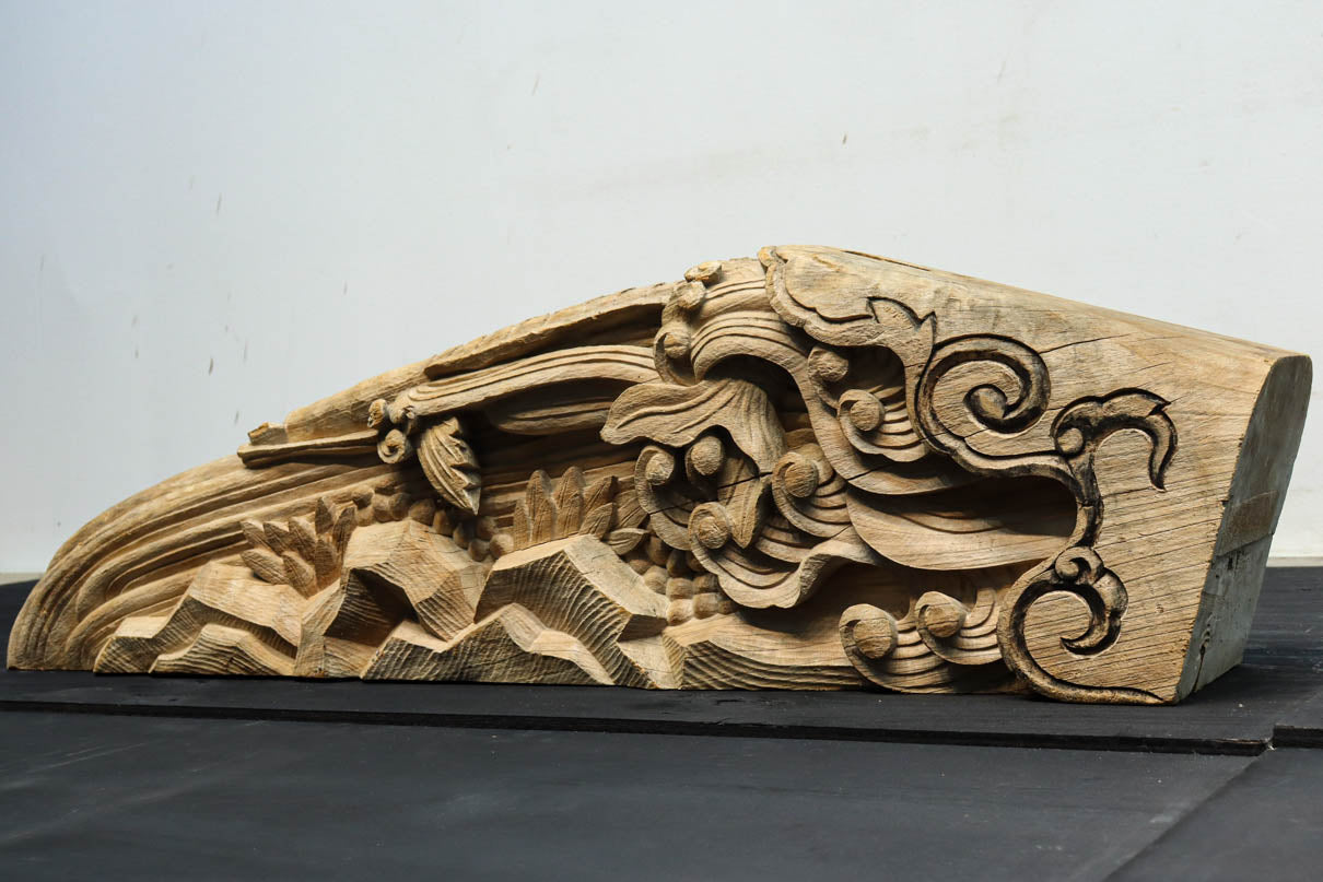 龍へと昇華する鯉の滝昇りを描いた立体彫刻が素晴らしい梁飾り　DC8223ab　在庫(a:1 b:1)枚