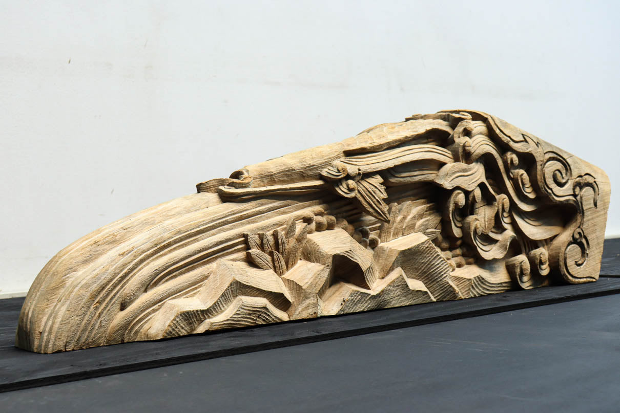 龍へと昇華する鯉の滝昇りを描いた立体彫刻が素晴らしい梁飾り